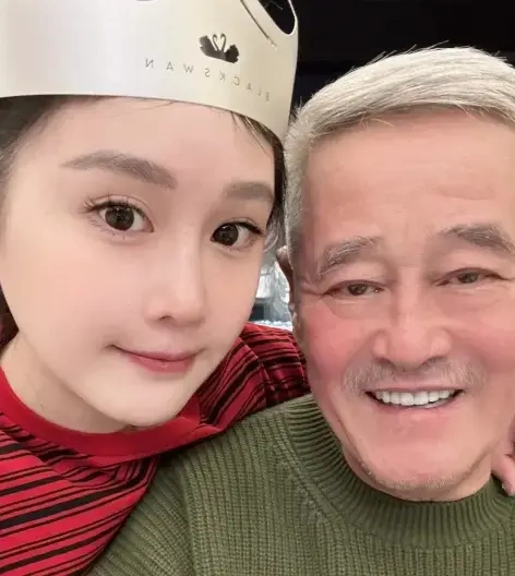赵本山女儿晒一家6口照