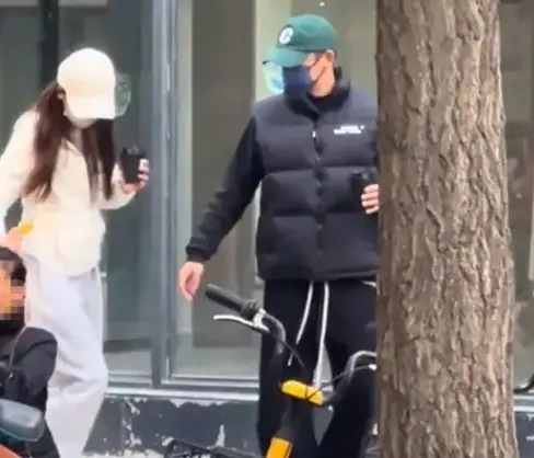 穿厚底鞋看着也就比苗苗高两三厘米