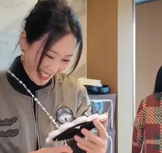 杜若溪布置花海欢迎助理产后复工