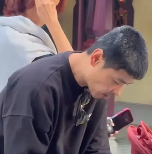 蔡少芬夫妇带娃游迪士尼