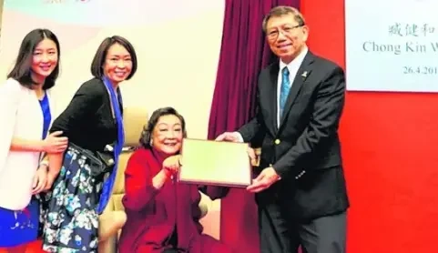 《水饺皇后》并未拘泥于传统励志传记的雄心叙事