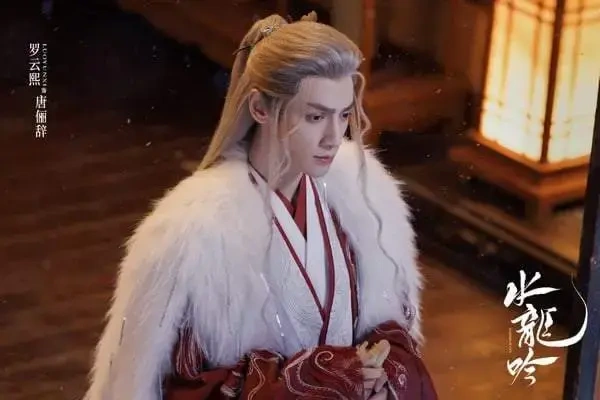 杨洋在《且试天下》《你是我的荣耀》中多饰演校草男神、第一美男