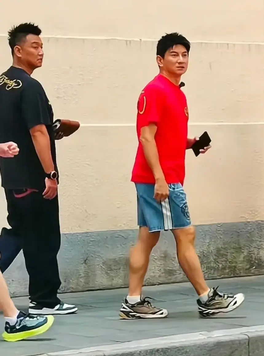 吴奇隆戴婚戒录制节目，状态引热议