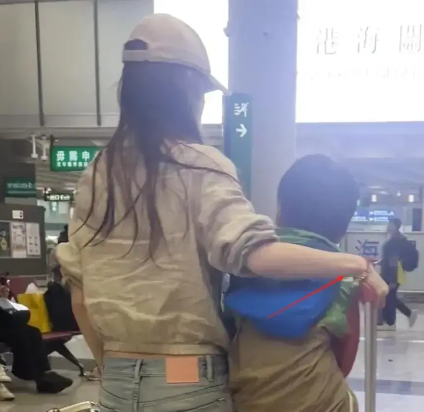 Angelababy 暑期低调带娃引热议