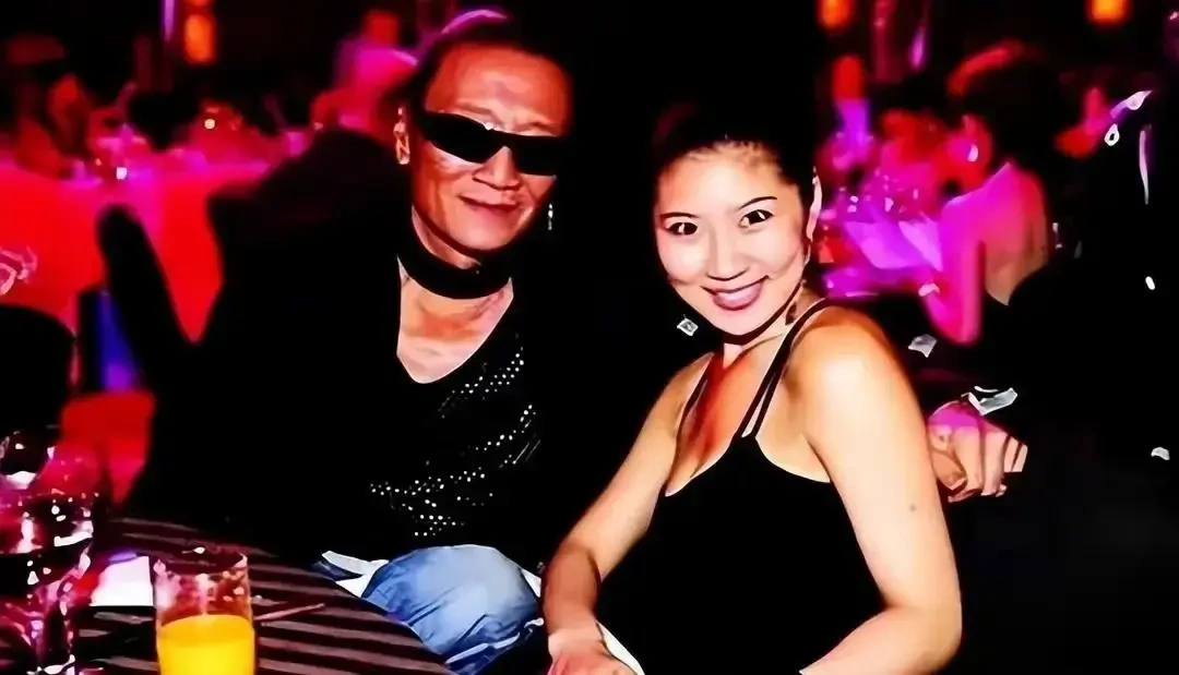 被谢贤养了12年