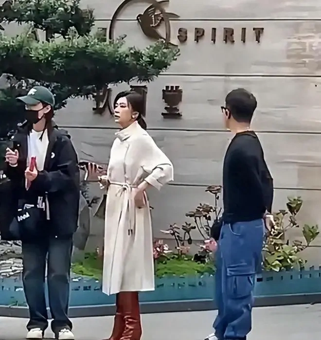 聚光灯下的破碎：贾静雯片场遇家庭骤变