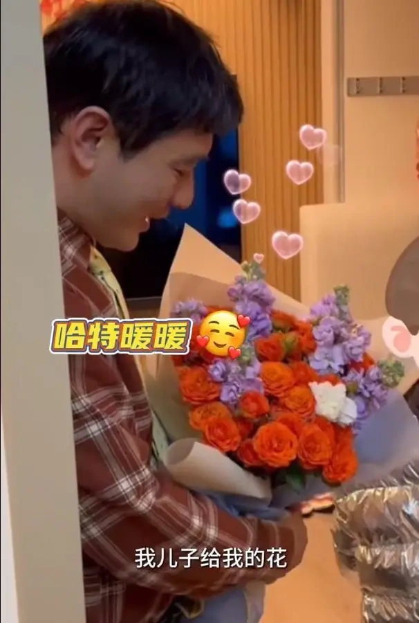 海绵探父暖人心：8 岁萌娃撑伞捧花，黄晓明父子互动引热议
