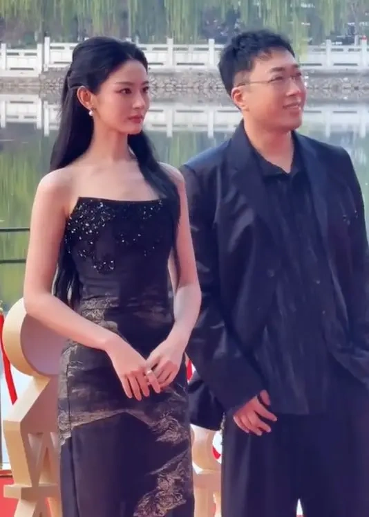 于正力捧下的赵晴：红毯亮眼，身材蜕变显潜力