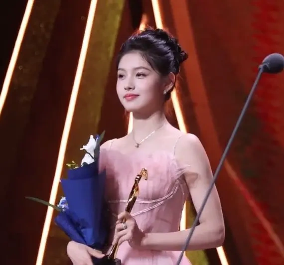 05 后小花艾米：稳扎稳打闯娱乐圈，颜值与潜力并存