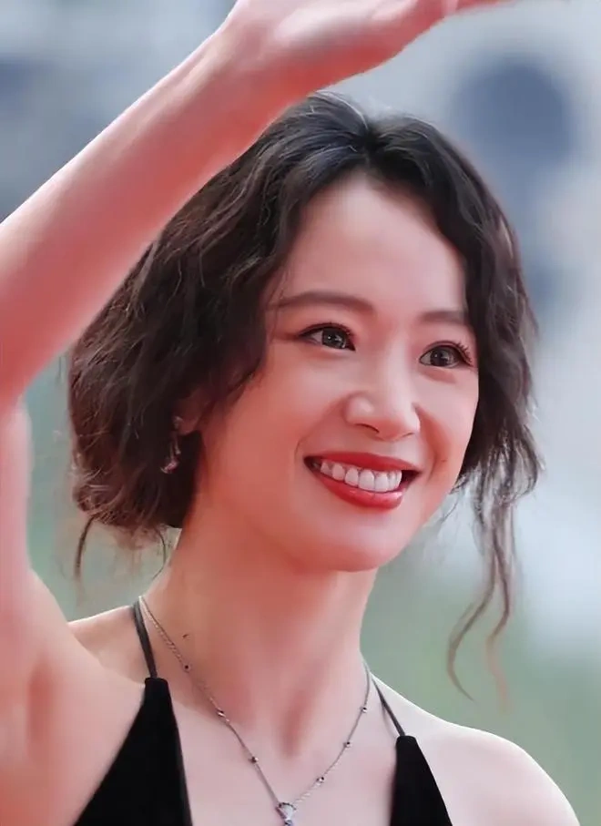 李梦造型解析：淡颜韵味需适配，实力演员的造型之道