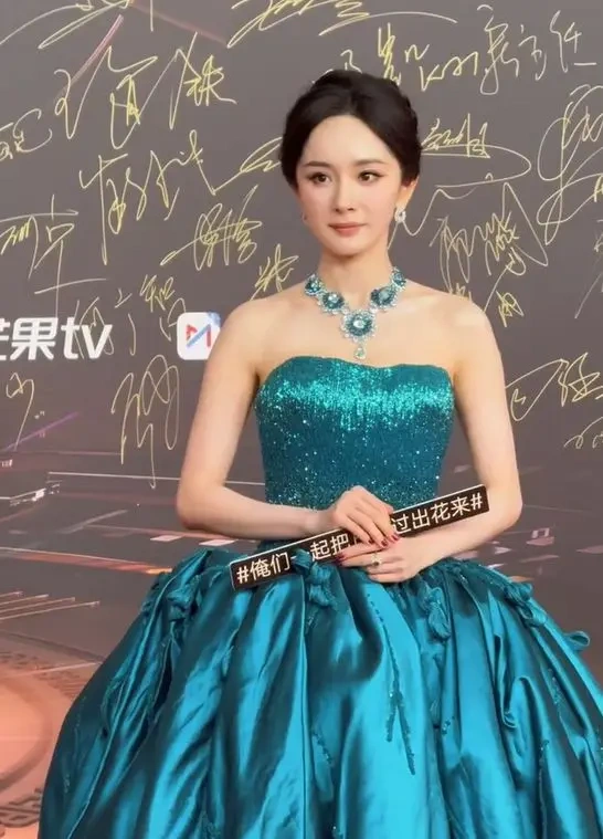 《小巷人家》&ldquo;婆媳&rdquo;同框：关晓彤造型显老气，蒋欣气质更胜一筹