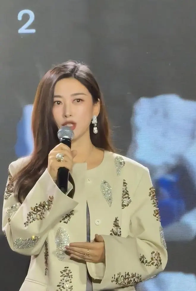 冻龄女神的审美坚守！朱珠比章泽天年长10岁，同框无龄感，晚宴造型藏格局