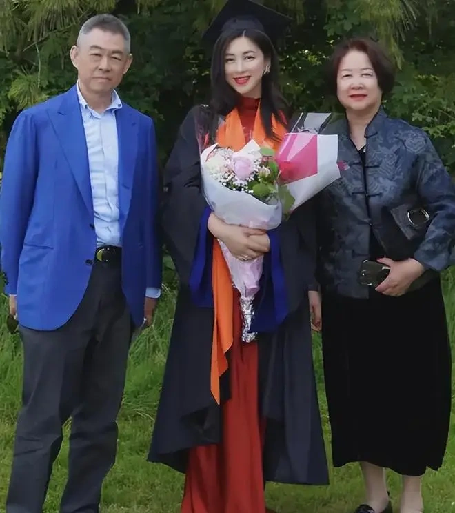 名门底气，岁月沉香：朱珠的显赫家世与幸福人生