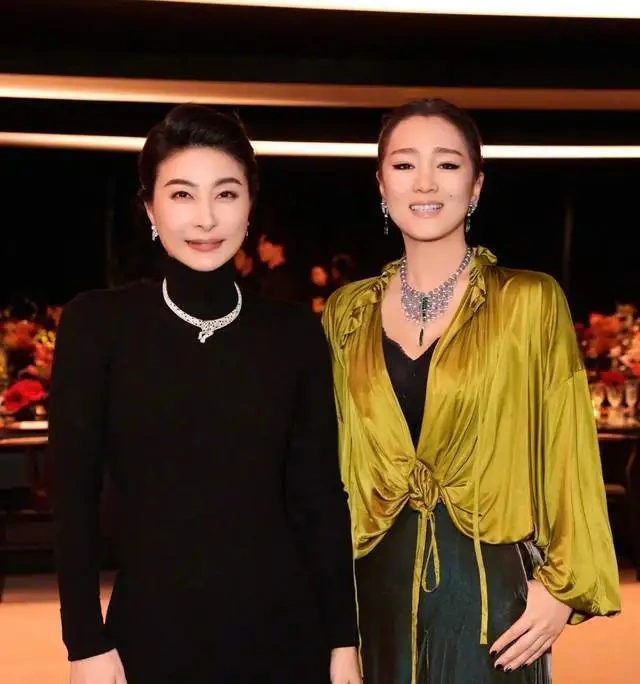 77 金传奇同框影后！郭晶晶黑裙配宝石项链，气场碾压巩俐更显雍容