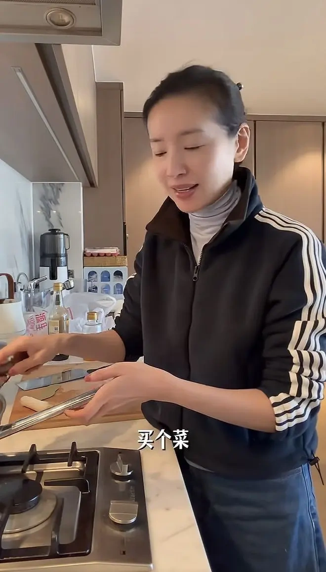董洁的烟火日常：早市选鲜材，为顶顶烹煮成长盛宴