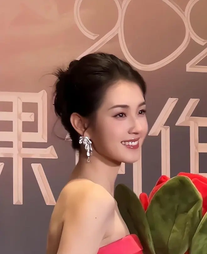 短剧双姝：王格格与郭宇欣的破圈之路与风格博弈