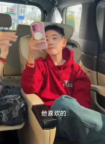 陈小春演唱会的空座位，藏着应采儿最暖的母爱答案