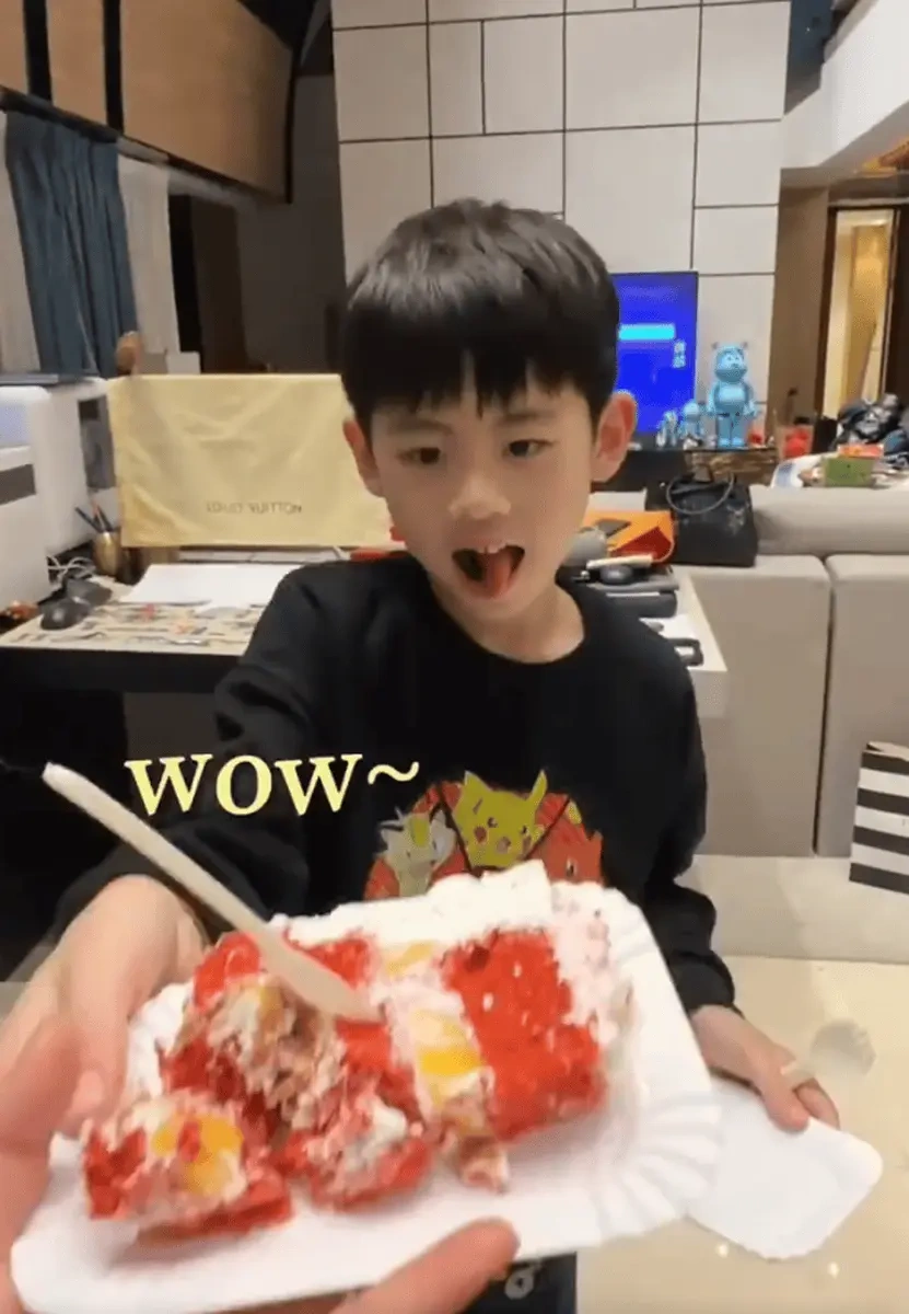秋瓷炫于晓光全家合照曝光！7 岁啪嗒身高飙到妈妈肩膀