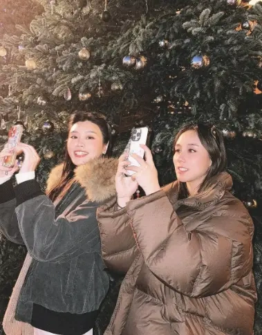 市集抓拍！奚梦瑶何超欣穿成秋冬画报