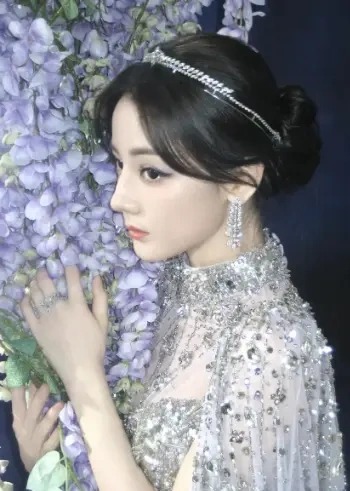 不止于美！花海中的迪丽热巴