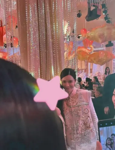 文咏珊产后2月穿粉旗袍亮相，腰细脸嫩甜过新娘