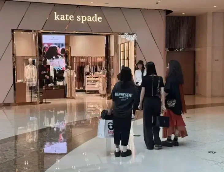 从专柜到直播间，这届年轻人把奢侈品买成&ldquo;日常快递&rdquo;