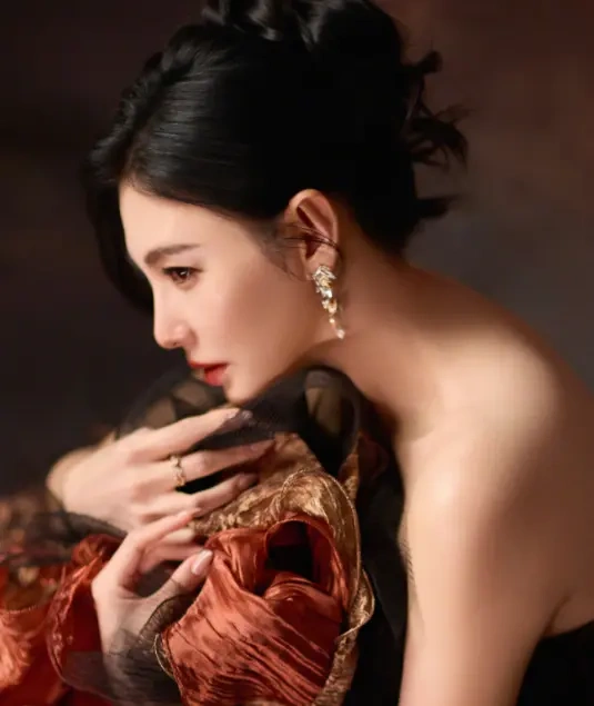 女王气场藏不住，低头瞬间却温柔到骨子里