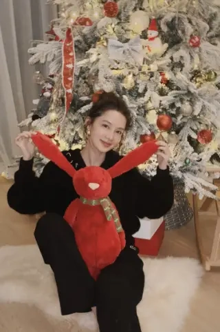 黑色穿搭利落又高级，抱玩偶的温婉神态，这才是女神该有的样子
