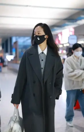 灰色大衣+极简内搭，40+女星的知性美