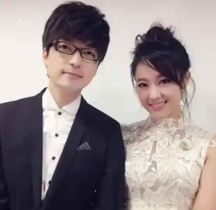 离婚 8 年，王小海隐退跑婚庆？