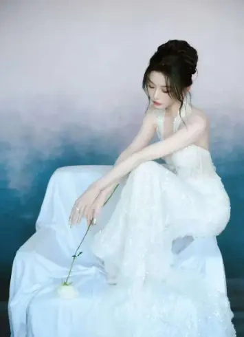 孔雪儿白裙藏满小心机，每一寸细节都在狙击心动