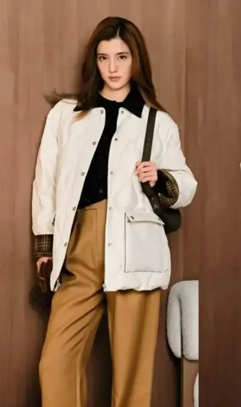 拒绝臃肿！郑秀晶的 "老钱风羽绒服"
