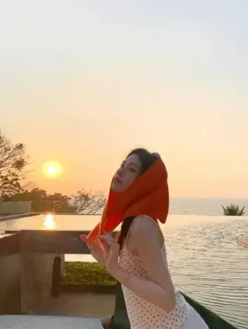 红头巾映落日，鞠婧祎凭氛围感杀穿全网