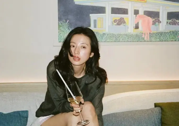 封神！周雨彤破碎感写真封神