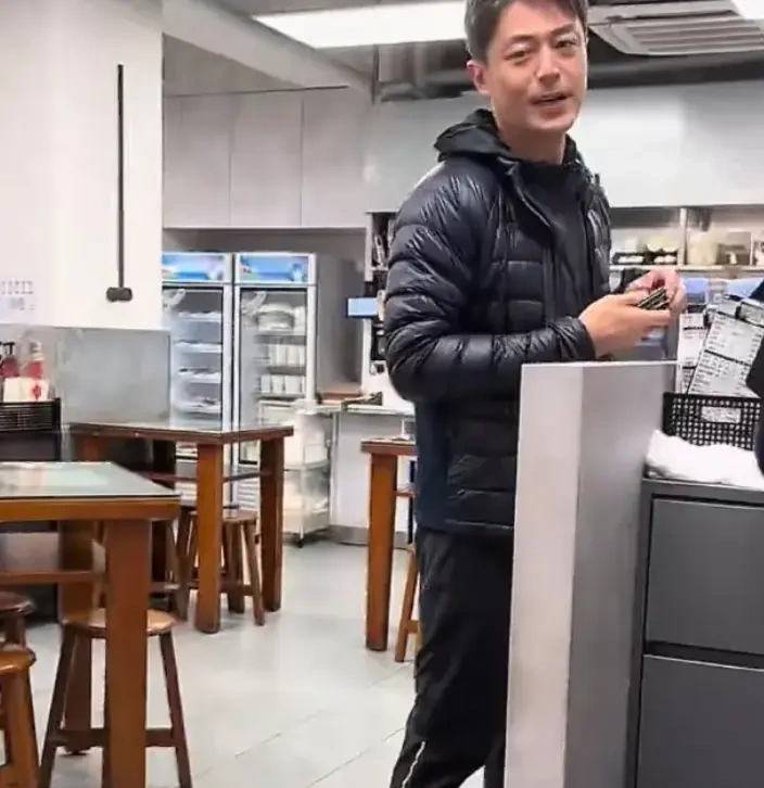 霍建华早餐店暖心买单！