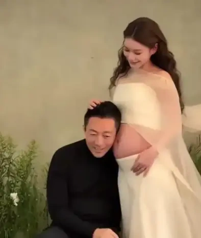 马筱梅蕾丝长裙孕照封神！