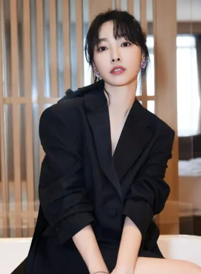 白百何首晒18岁儿子正脸，同款黑美甲太吸睛，母子同框像姐弟