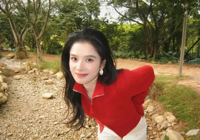 张婧仪户外美照释出，皮衣配红裙解锁复古野趣