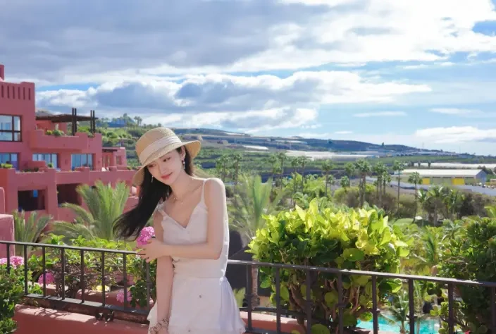 白裙映碧海！景甜海边美照刷屏，清新气质碾压全网