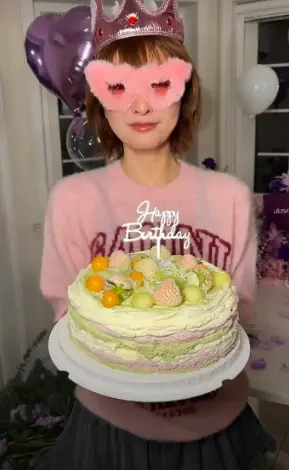 吴昕庆生造型暗藏小心机，粉T黑裙藏着43岁的清醒与通透