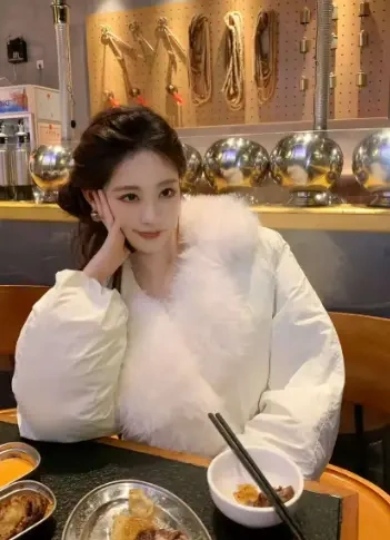 祝绪丹毛领外套配侧马尾，娇俏感拉满还藏着穿搭小心机