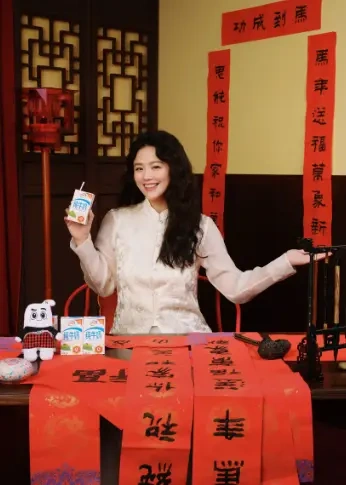 紫袍映风骨，姚晨把东方雅致穿成了诗