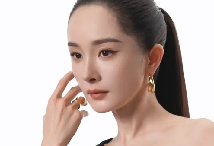 杨幂黑裙马尾花絮美翻！简约造型焊死时尚天花板
