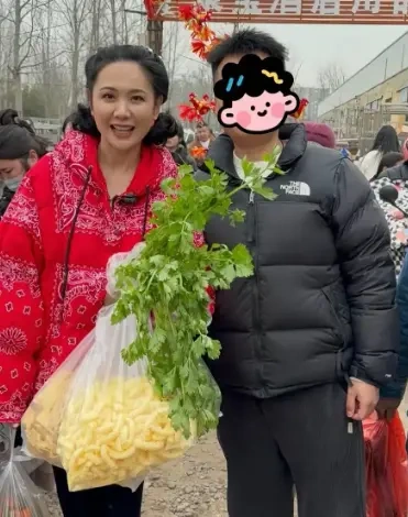 从精致贵妇到村口干饭人，程莉莎的花棉袄，藏着婚姻最好的模样