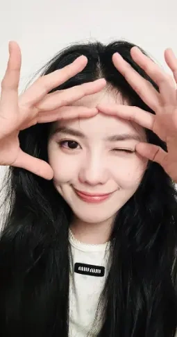 刘浩存对镜比耶灵动满分，娇俏 wink 解锁少女感新姿势