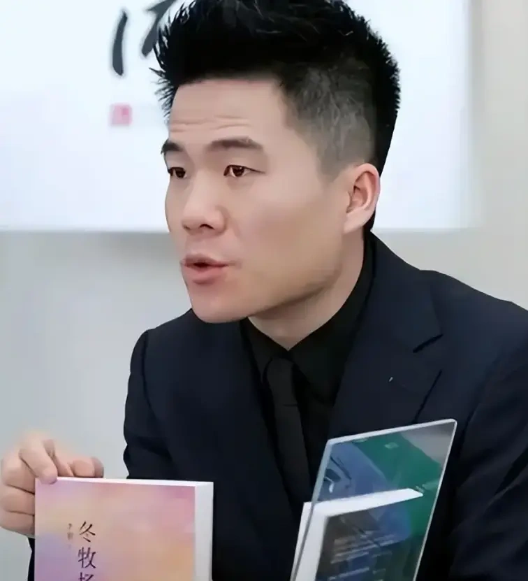年关将至，董宇辉凭李亚鹏一句话，口碑逆风翻盘