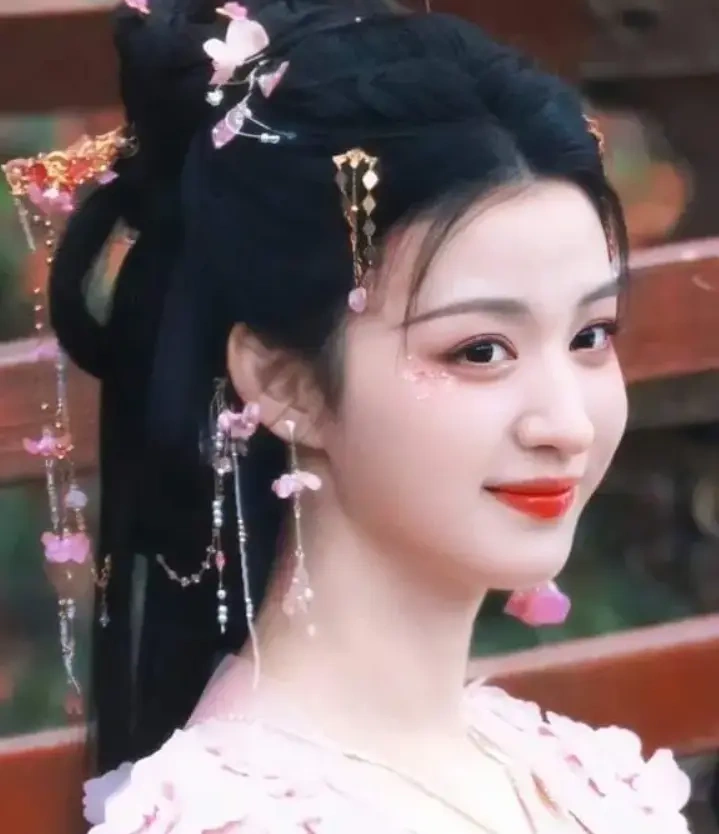 王楚然凭一袭粉衣，美成古装颜值天花板