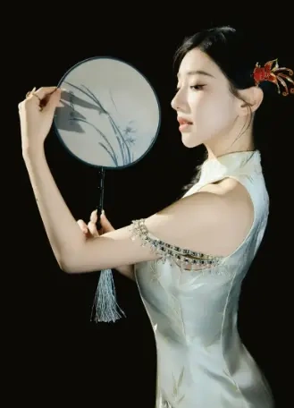 轻执团扇温婉如画，一颦一笑尽是东方柔情