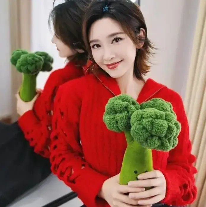 红衣娇俏状态绝，被张若昀宠成永远的少女