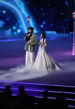 甜炸全场！陈妍希周柯宇牵手对唱，男帅女美同框，这才是内娱顶级售后